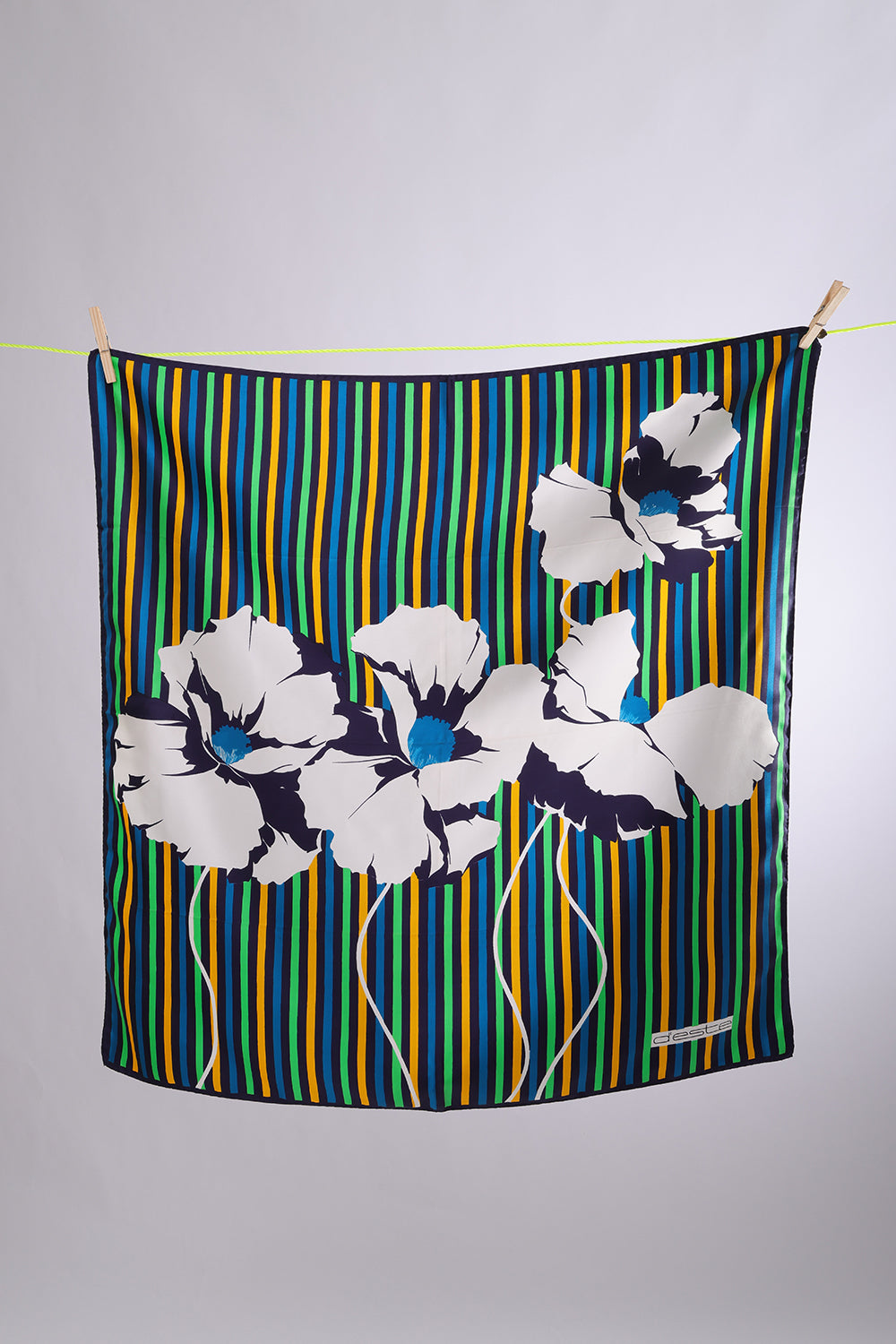 D'ESTE White Floral with striped base